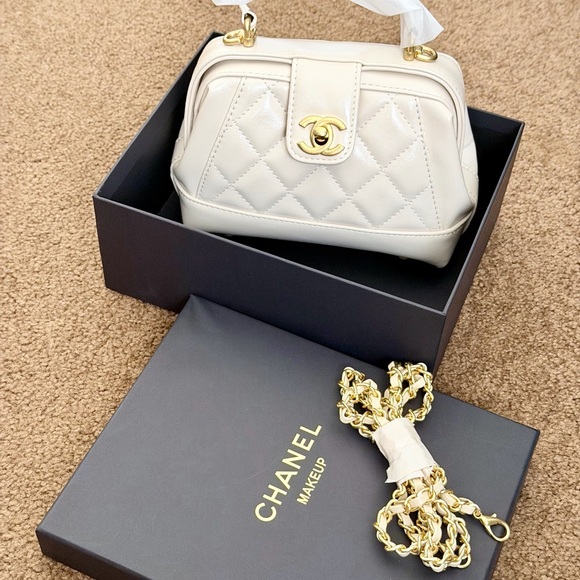Cream/ White Color Chanel Make Up Crossbody Gift Bag - Picture 1 of 9
